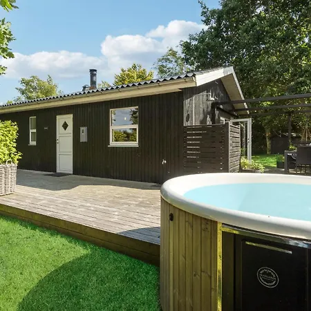 2 Bedroom Amazing In Holiday home Hadsund